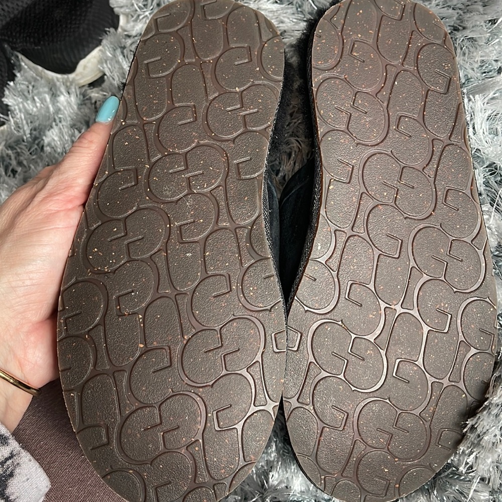 Ugg Slipper - Picture 3 of 11